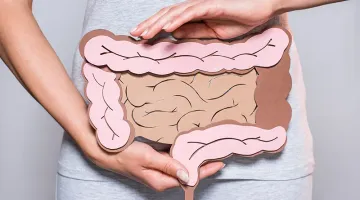Alimentos ricos em fibras ilustrando a relação entre diverticulite e alimentação