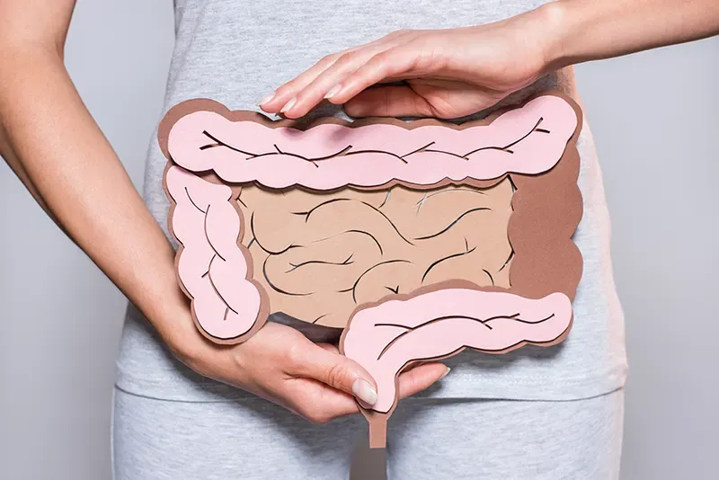 Alimentos ricos em fibras ilustrando a relação entre diverticulite e alimentação
