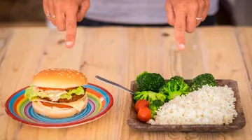 Pessoa diante de alimentos industrializados em um episódio de fome emocional